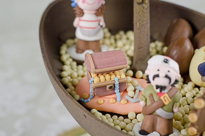 particolare uovo con pirati particolare uovo con pirati