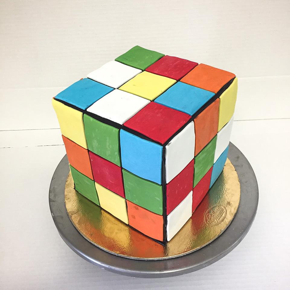 torta a forma di cubo di rubik